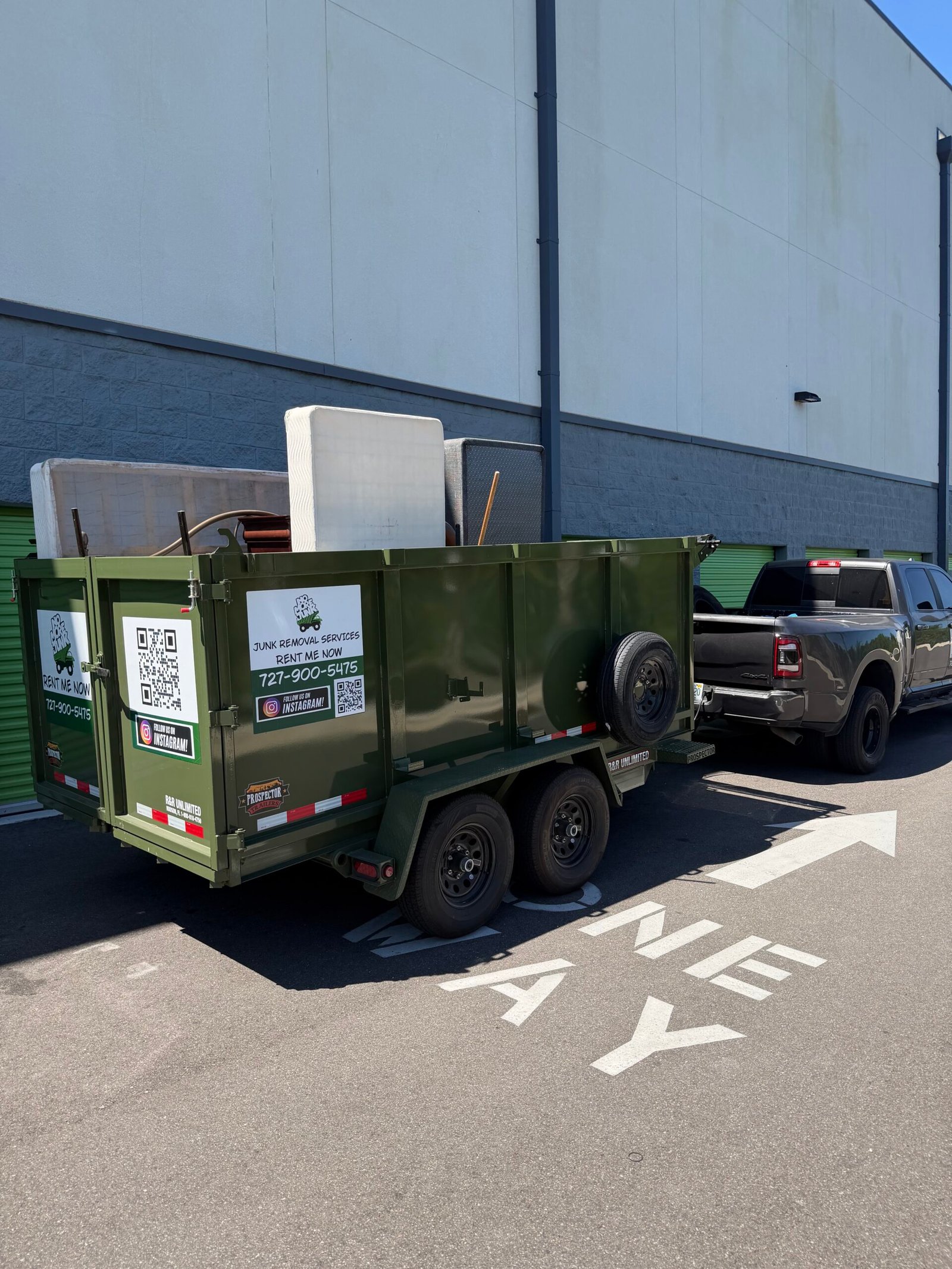 Palm Harbor junk removal truck and dump trailer ready for same-day cleanout services